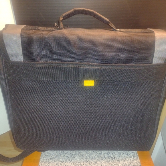 Targus Messenger Bag. Many Pockets. (Very Little Use). - Picture 3 of 8
